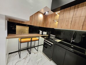 Refrigerador, microondas, horno y parrilla de estufa