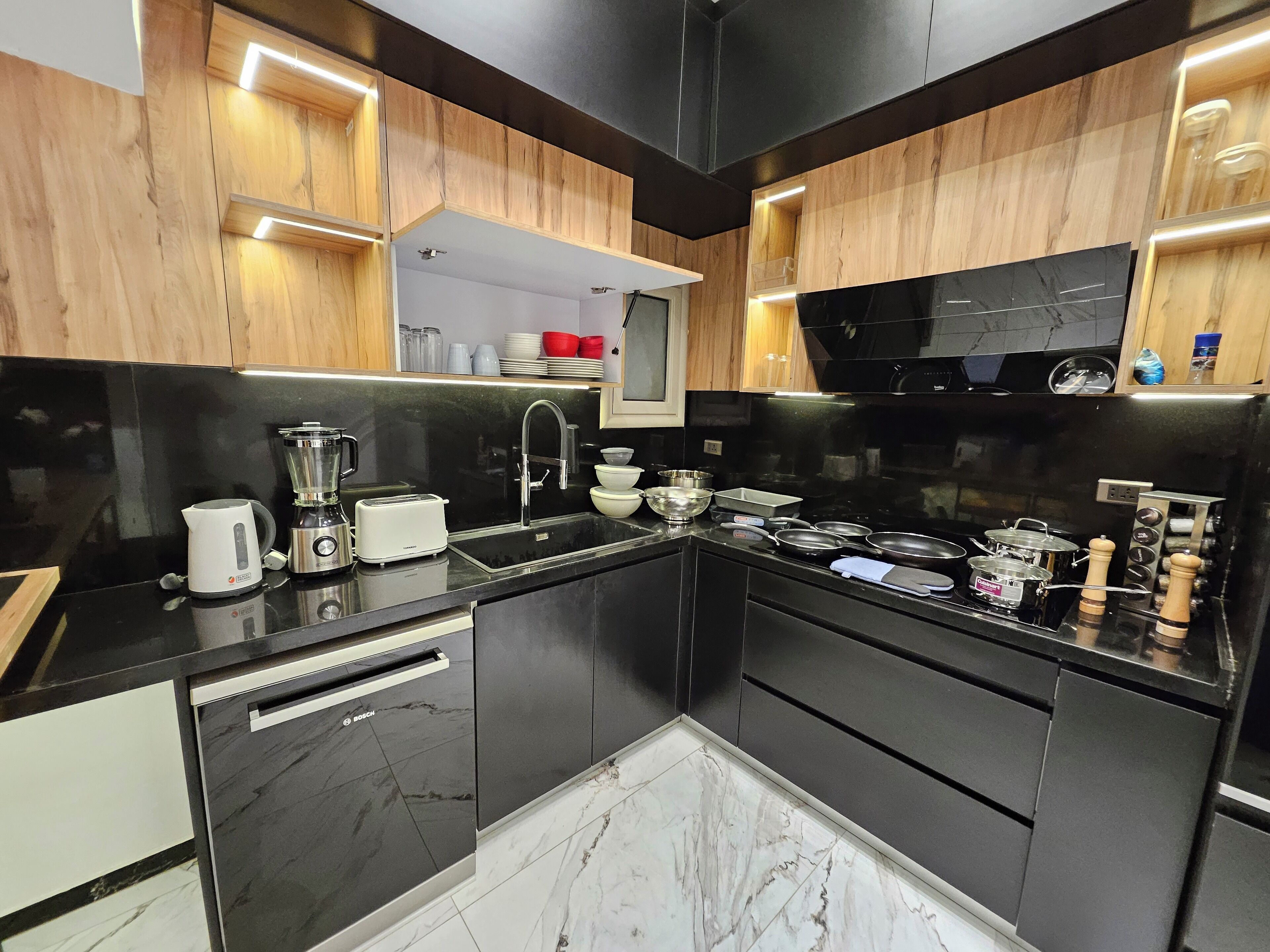 Jääkaappi, mikroaaltouuni, uuni, liesi