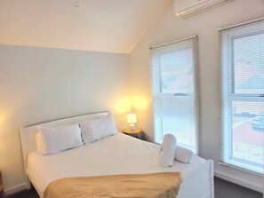 Escrivaninha, ferros/tábuas de passar roupa, Wi-Fi, roupa de cama