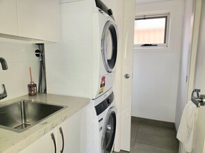 Interior - Modern 3BR Executive Townhouse in CBD, Mibnb (Geelong)