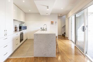 Fridge, microwave, oven, stovetop - Modern 3BR Executive Townhouse in CBD, Mibnb (Geelong)