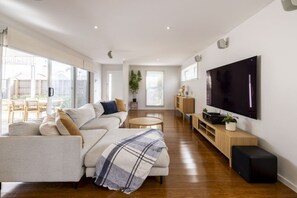 TV, stereo - Modern 3BR Executive Townhouse in CBD, Mibnb (Geelong)