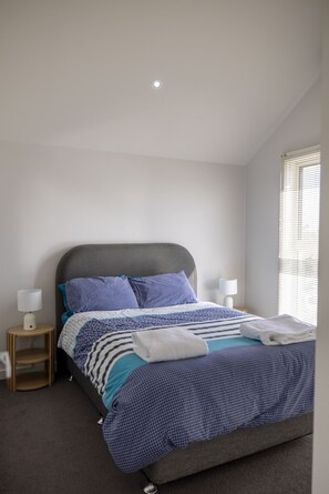 3 bedrooms, desk, iron/ironing board, WiFi