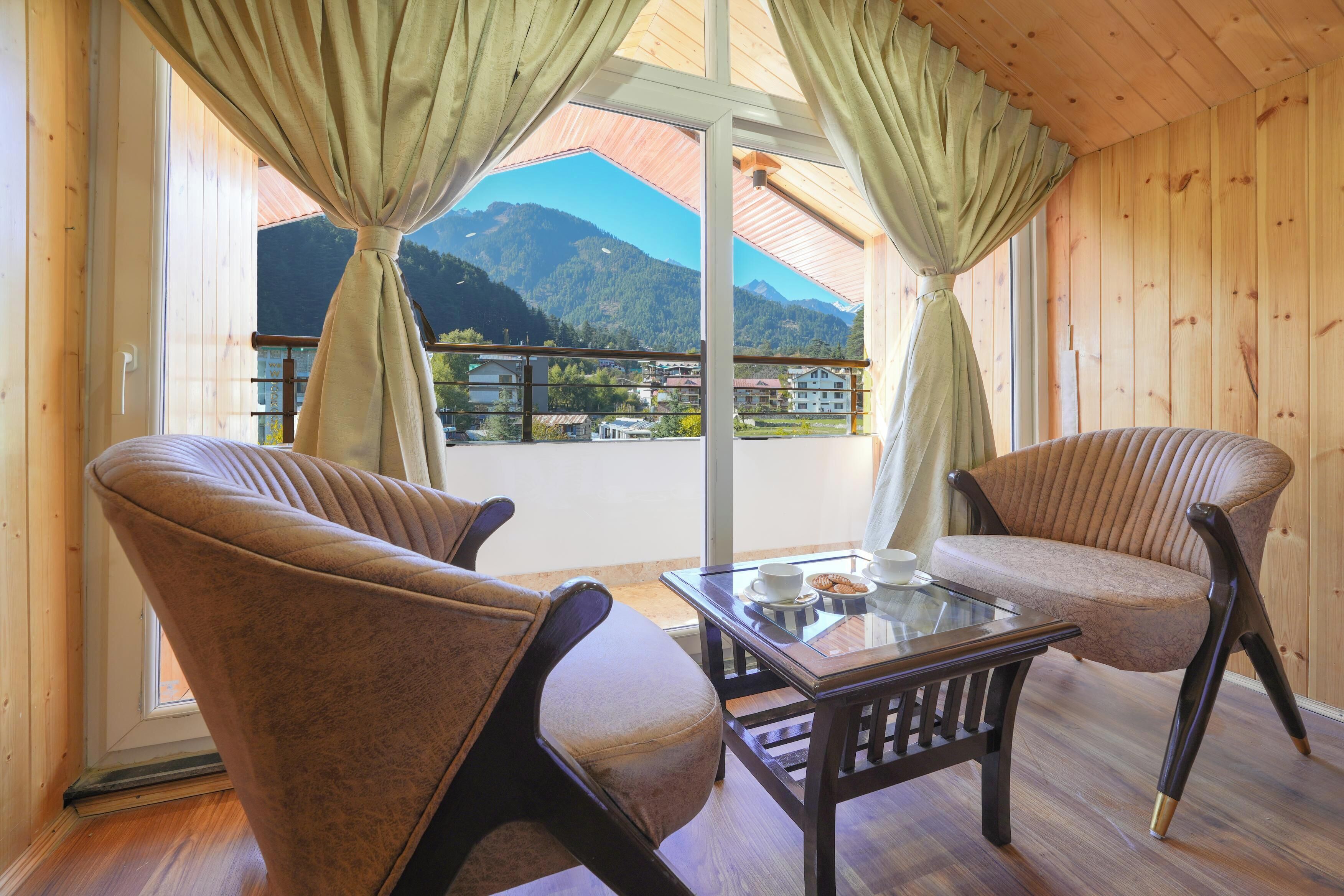 Egyptian cotton sheets, premium bedding, minibar, desk