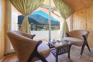 SKYVIEW PREMIUM ROOM WITH BALCONY | 이집트산 면 시트, 고급 침구, 미니바, 책상