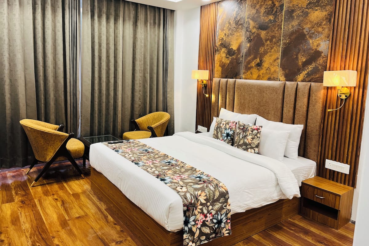SKYVIEW SUPERIOR ROOM WITH BALCONY | Egyptian cotton sheets, premium bedding, minibar, desk
