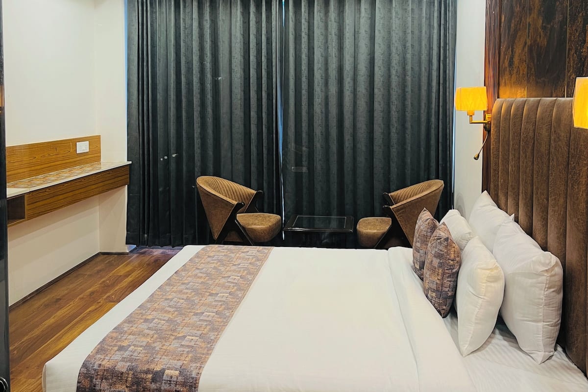 SKYVIEW PREMIUM ROOM WITH BALCONY | Egyptian cotton sheets, premium bedding, minibar, desk