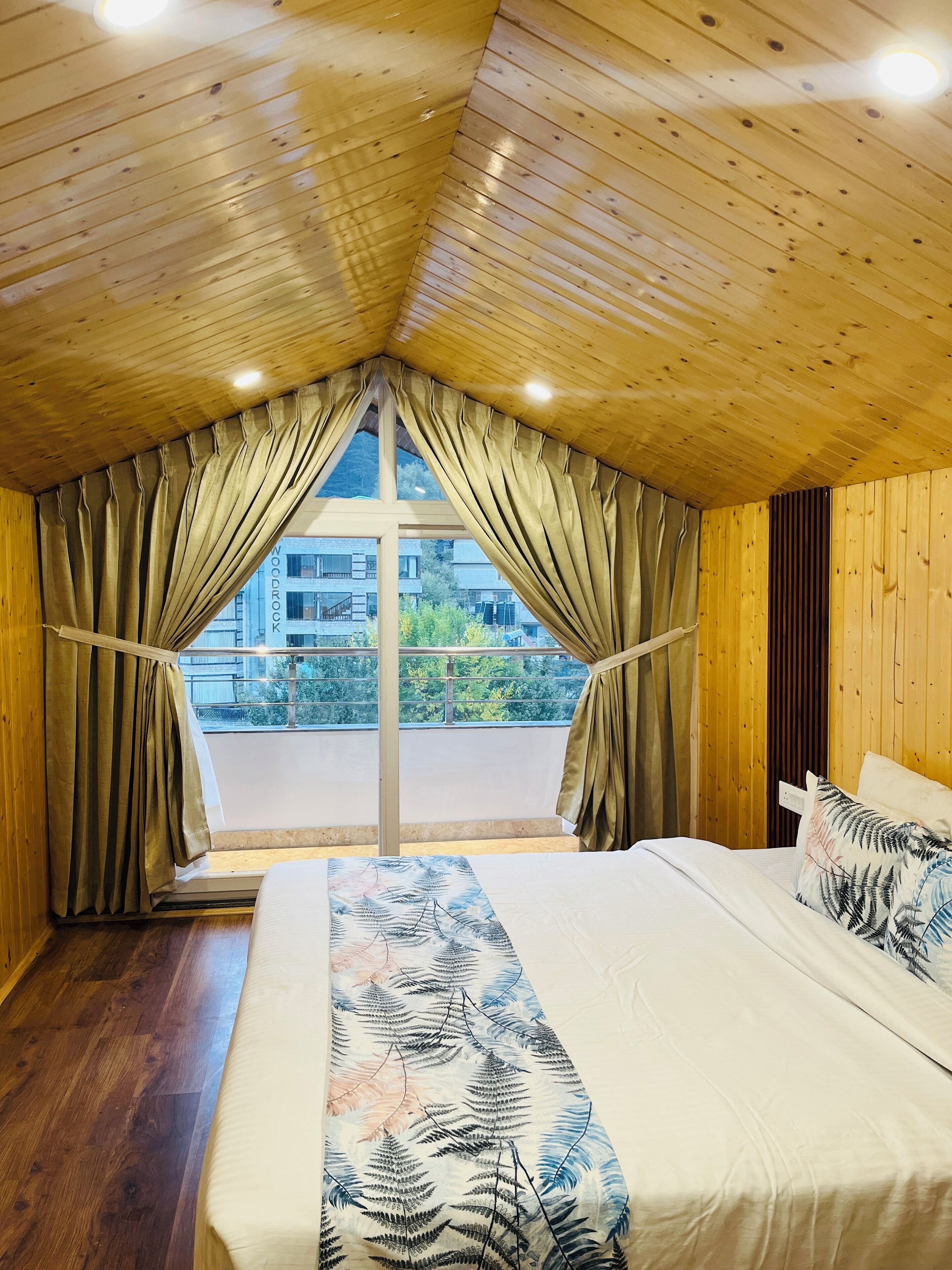 SKYVIEW ATTIC WITH BALCONY | Egyptian cotton sheets, premium bedding, minibar, desk