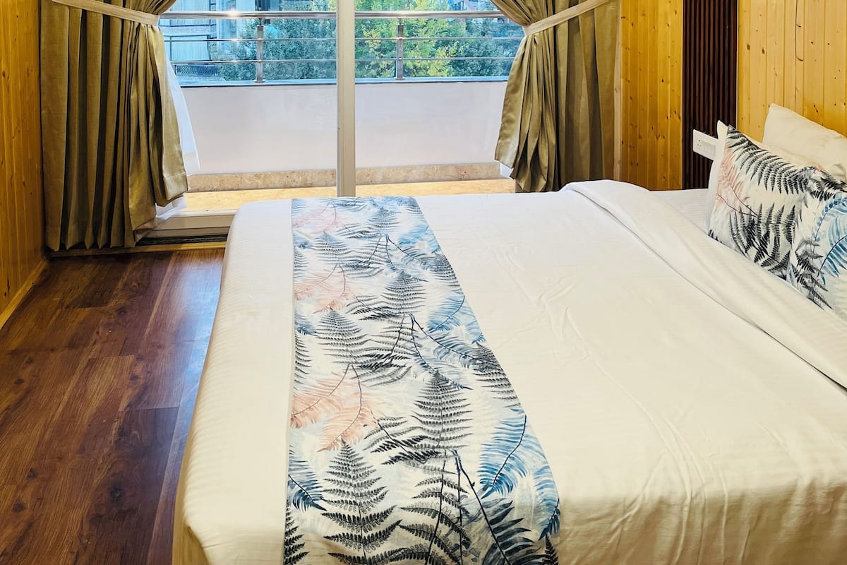SKYVIEW ATTIC WITH BALCONY | 埃及棉床單、高級寢具、迷你吧、書桌