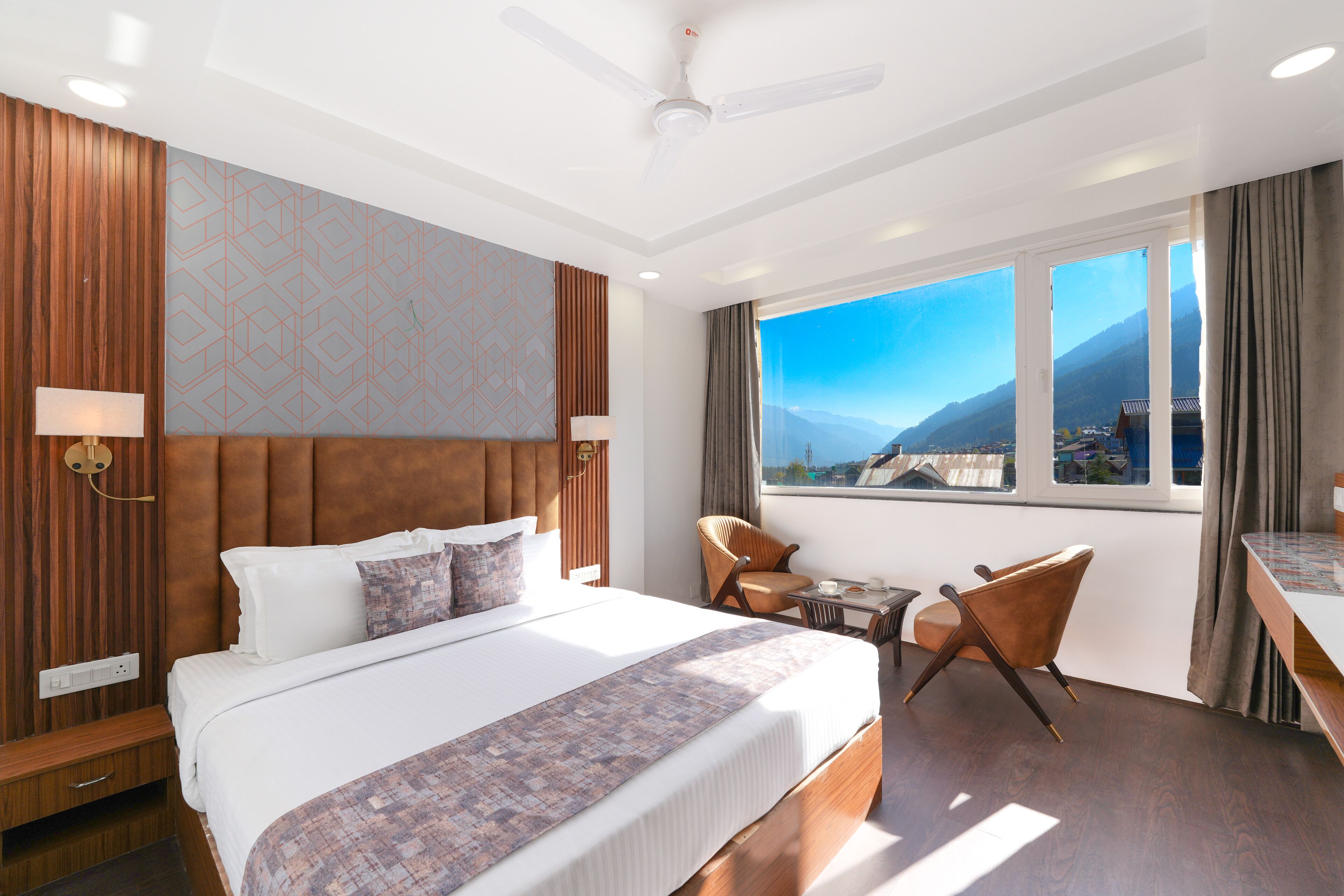 Egyptian cotton sheets, premium bedding, minibar, desk