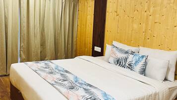 Egyptian cotton sheets, premium bedding, minibar, desk
