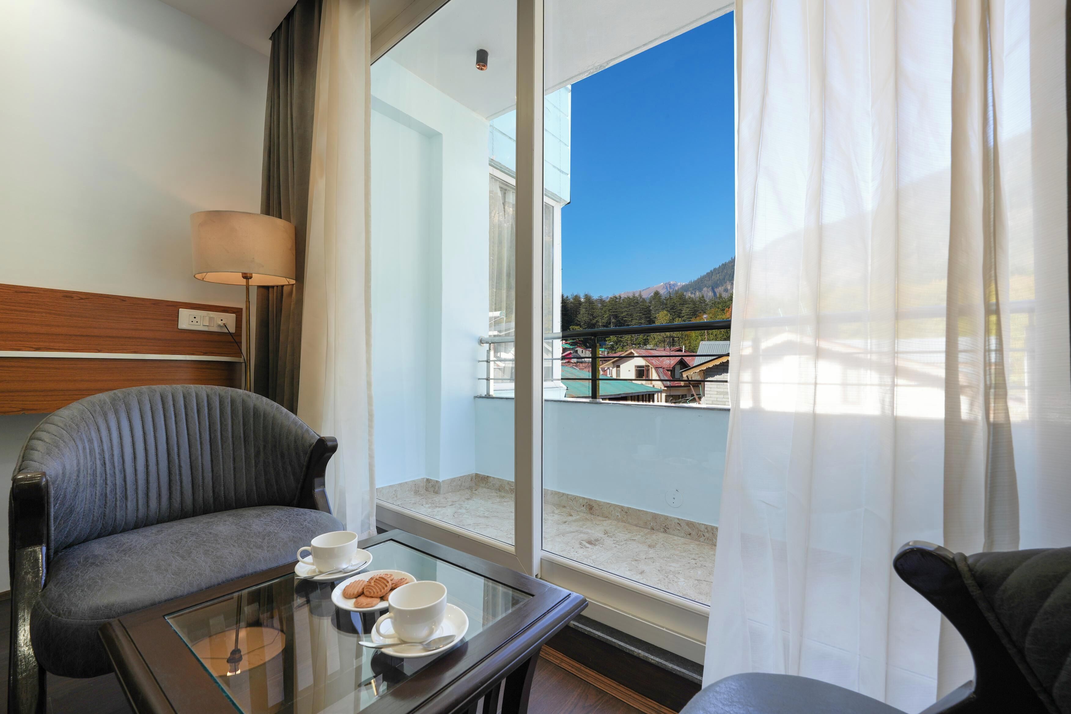 Egyptian cotton sheets, premium bedding, minibar, desk