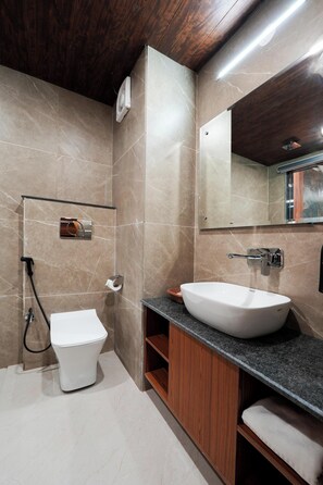 SKYVIEW SUPERIOR ROOM WITH BALCONY | Badezimmer | Dusche, Haartrockner, Handtücher, Seife