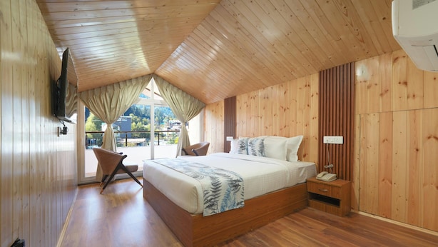 SKYVIEW ATTIC WITH BALCONY | 埃及棉床單、高級寢具、迷你吧、書桌