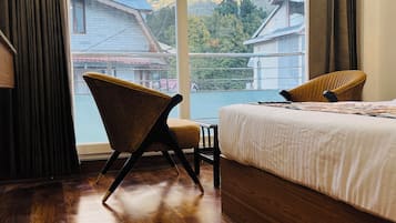 Egyptian cotton sheets, premium bedding, minibar, desk
