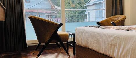 Egyptian cotton sheets, premium bedding, minibar, desk