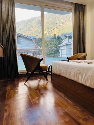Hotel Skyline, Manali - Walking to Mall Road, Centrally Heated