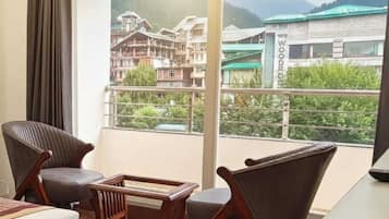 豪華雙人或雙床房, 露台, 山景 | 埃及棉床單、高級寢具、迷你吧、書桌