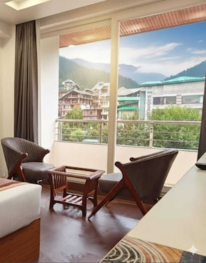skyview Deluxe with Balcony | Egyptian cotton sheets, premium bedding, minibar, desk