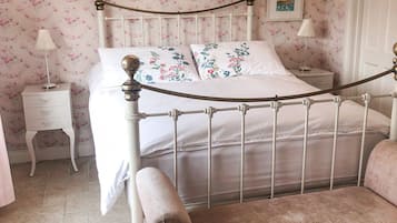 4 bedrooms, iron/ironing board, free WiFi, bed sheets