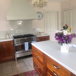 Refrigerador, microondas, horno y lavavajillas 