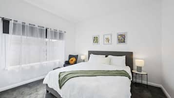 3 bedrooms, iron/ironing board, WiFi, bed sheets