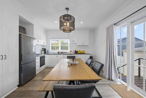 Fridge, microwave, oven, stovetop - Eureka! We struck a golden home (Ballarat East)