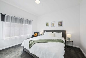 3 bedrooms, iron/ironing board, WiFi, bed sheets - Eureka! We struck a golden home (Ballarat East)