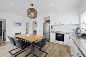 Køleskab, mikrobølgeovn, ovn, kogeplade