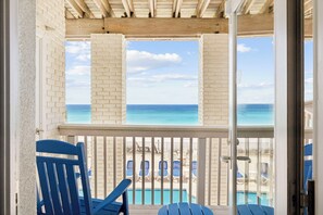 Property grounds - Newly Renovated! It's Abut Time-10 Bdrm, Gulf Front, Private Pool, Bch Chairs (Miramar Beach)