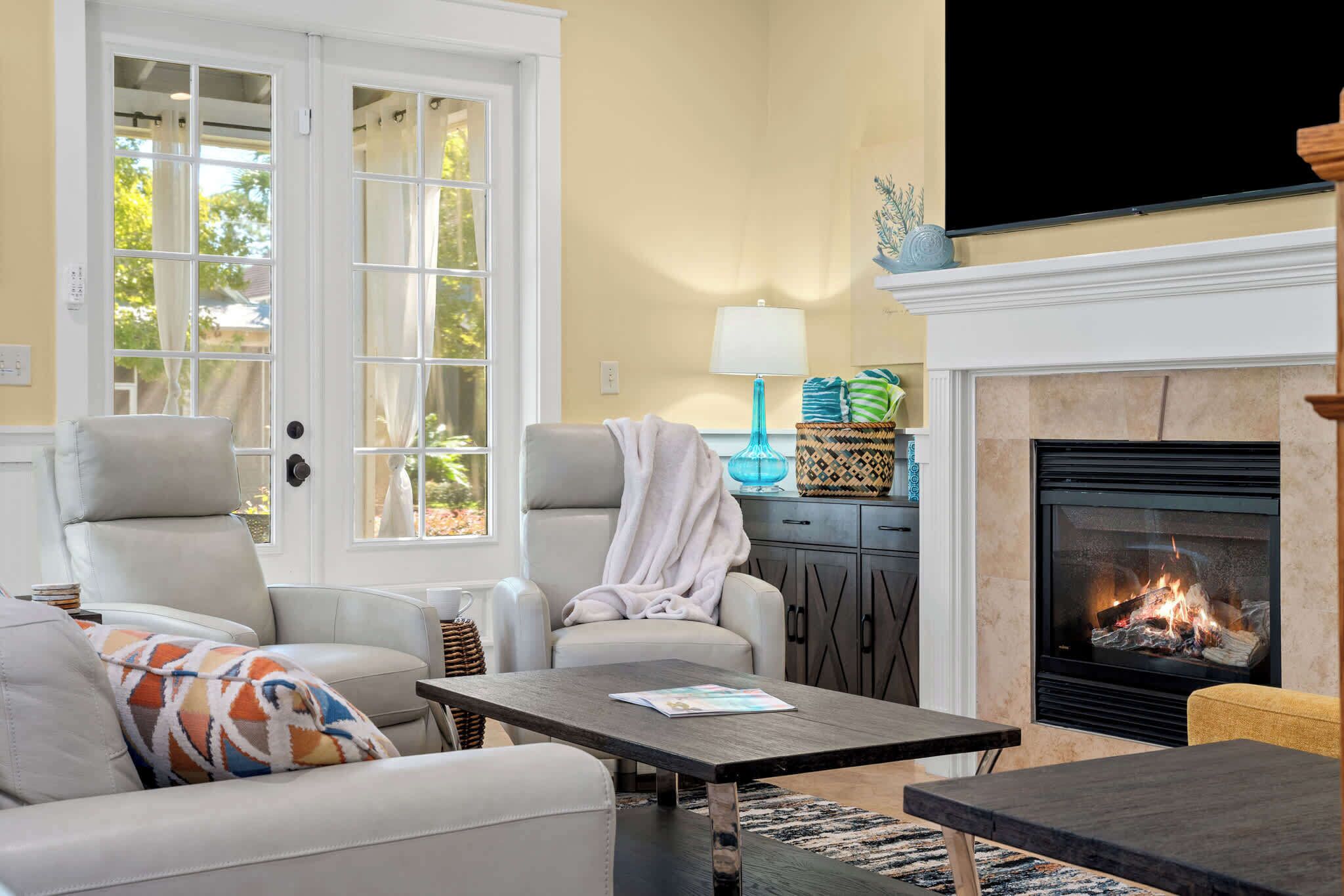 Een televisie, een open haard en een kantoor