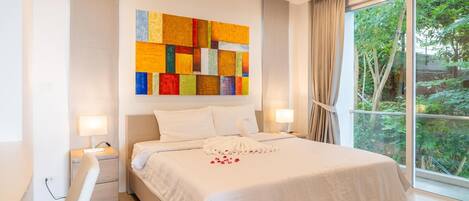 Departamento, balcón, vista al mar | Caja de seguridad en la habitación y espacio para trabajar con laptop