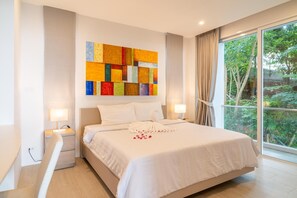 Appartement, balcon, vue sur la mer | Coffre-fort, espace de travail pour ordinateurs portables