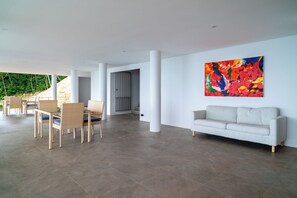 Coin salon dans le hall