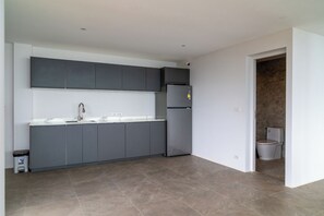 Apartment, Balcony, Sea View | Shared kitchen | Full-size fridge, microwave, oven, stovetop