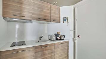 KĂŒhlschrank, Mikrowelle, Wasserkocher mit Kaffee-/Teezubehör, Toaster