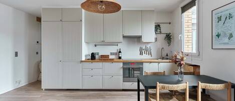 Réfrigérateur, micro-ondes, four, lave-vaisselle