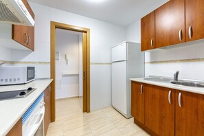 ثلاجة، ميكروويف، فرن، ماكينة لصنع القهوة/الشاي