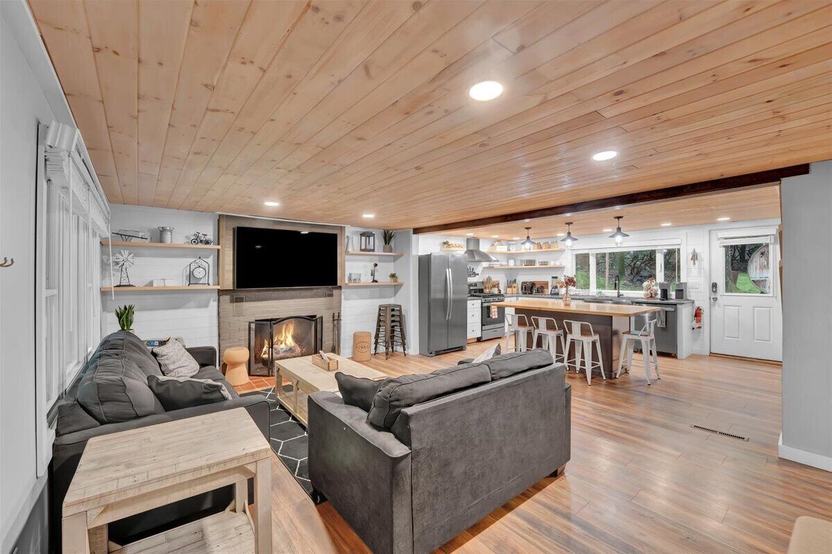 Smart-tv, eldstad och böcker