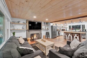 TV connectée, cheminée, livres