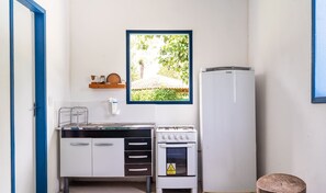 Fridge, stovetop, cookware/dishes/utensils - Kitnet em Aldeia Velha com piscina e churrasqueira (Aldeia Velha)