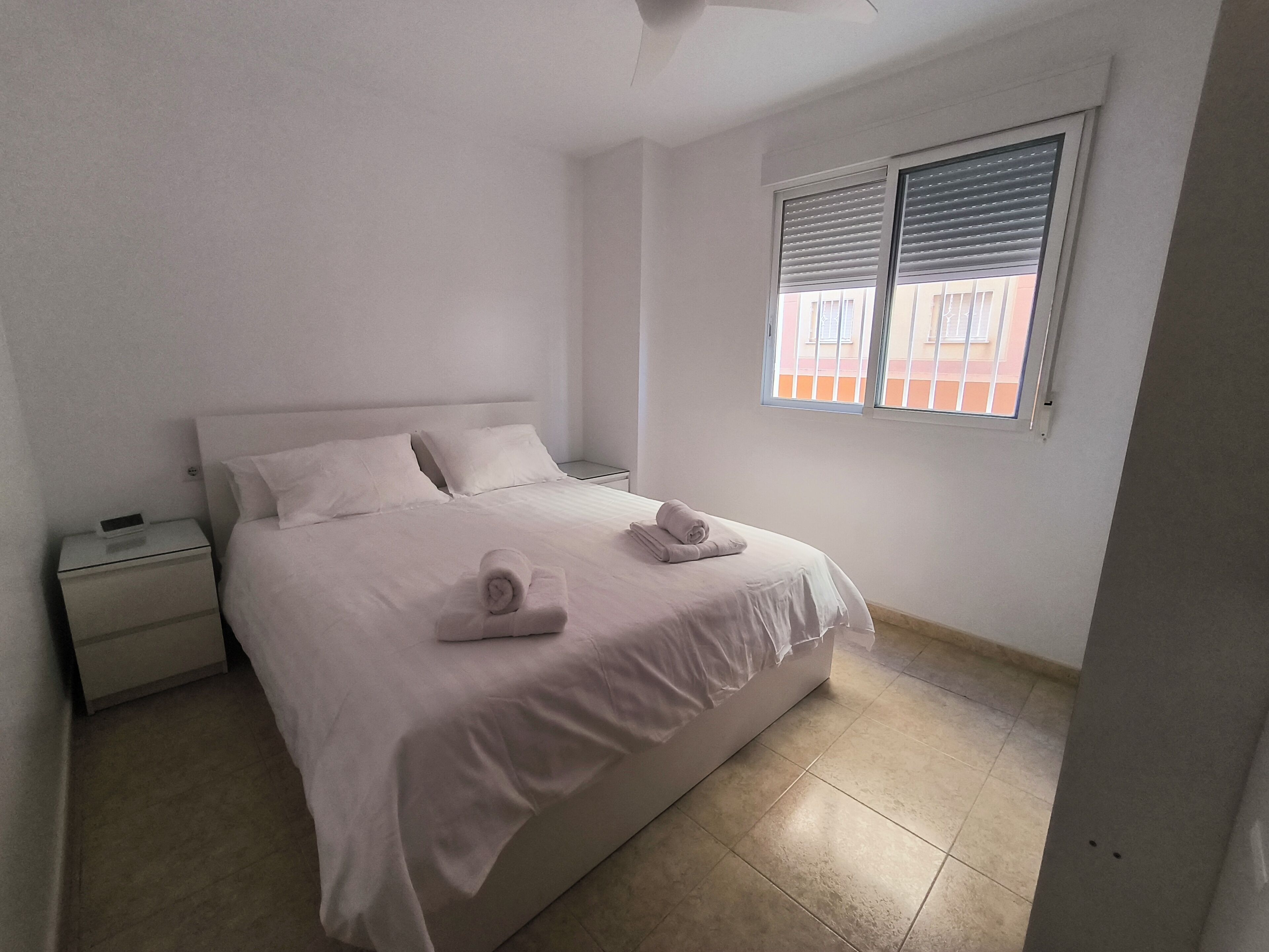 Tabla de planchar con plancha, acceso a internet y ropa de cama 