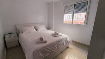 Een strijkplank/strijkijzer, internet, beddengoed