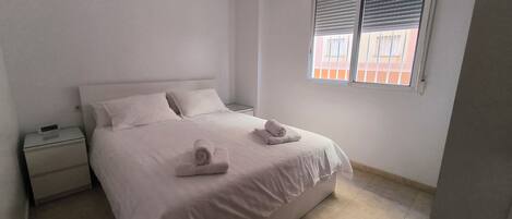 Tabla de planchar con plancha, acceso a internet y ropa de cama