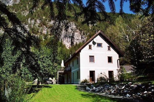 Tour of the Pfeiferhaus https://cdn10.3dswissmedia.com/360/hauspfeifer/