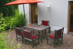 Outdoor dining - Tour of the Pfeiferhaus https://cdn10.3dswissmedia.com/360/hauspfeifer/ (Hermagor)