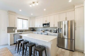 Coffee/tea maker, fridge, oven, stovetop