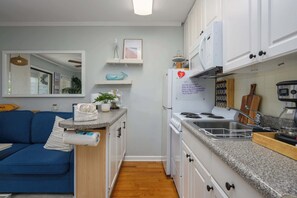 Een koelkast, een magnetron, een oven, een kookplaat