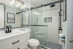 Dusche, Haartrockner, Handtücher, Shampoo