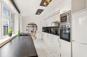 House, 2 Bedrooms | Private kitchen | Full-size fridge, microwave, oven, stovetop - Newark Road (North Hykeham)